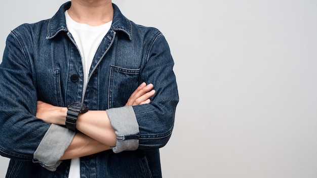 Close up Mann tragen Jeanshemd mit verschränkten Armen Studioaufnahme isoliert Uhr