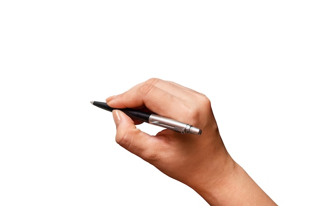 Foto close-up mano femenina escribiendo con un bolígrafo, bolígrafo negro en mano, aislado sobre fondo blanco. el archivo contiene con trazado de recorte tan fácil de trabajar.