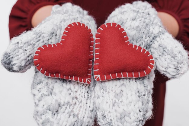 Foto close-up manos sosteniendo corazones de amor