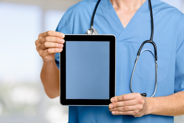 Close-up médico em hospital trabalhando com tablet pc