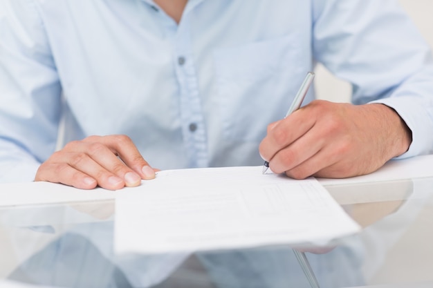 Close-up mid section of a man escrever documentos