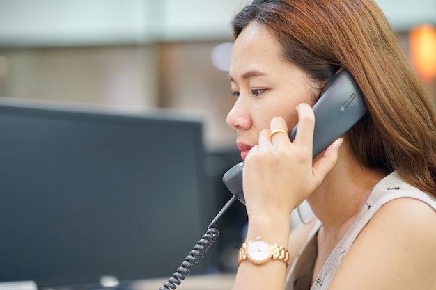 close up Mitarbeiter Frau am Telefon sprechen