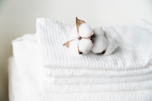 Foto close-up montón de toallas con algodón