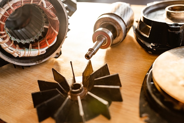 Close-up de un motor de metal desmontado con cable