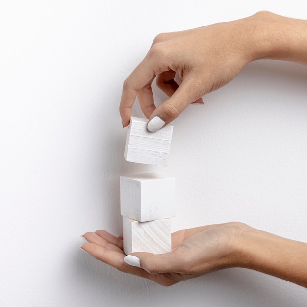 Close-up mujer construyendo una torre con cubos