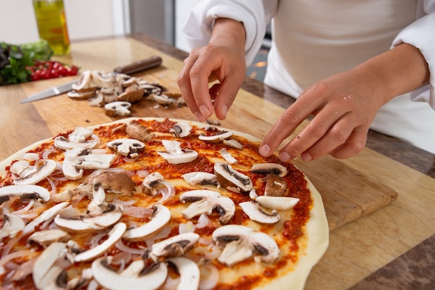 close-up mulher cozinhando pizza