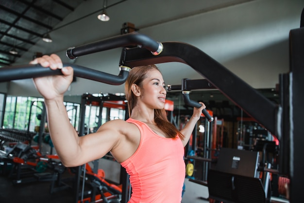 Close-up mulher jovem adulto fitness fazendo pull ups