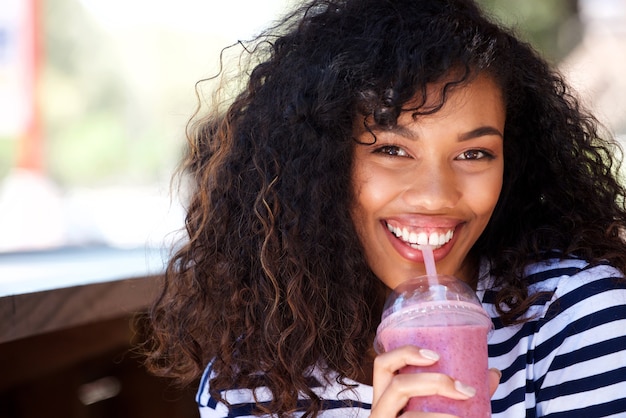 Close-up mulher jovem e bonita bebendo smoothie