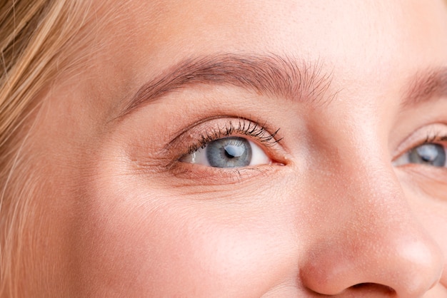 Foto close-up mulher loira com lindos olhos azuis