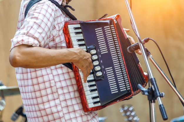 Close up Musiker spielen Akkordeon auf der Bühne