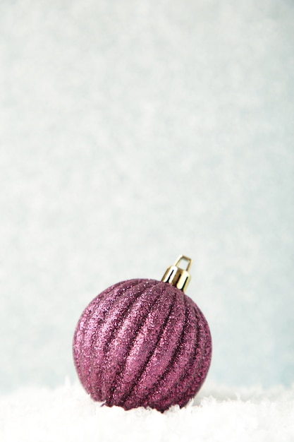 Foto close-up na bola roxa de natal em fundo prata