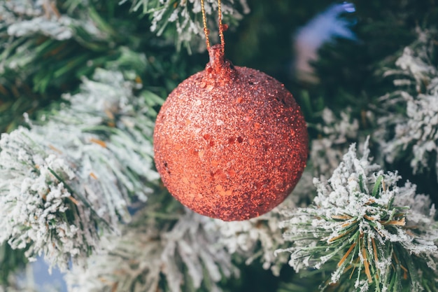 Close-up na bola vermelha na árvore de Natal