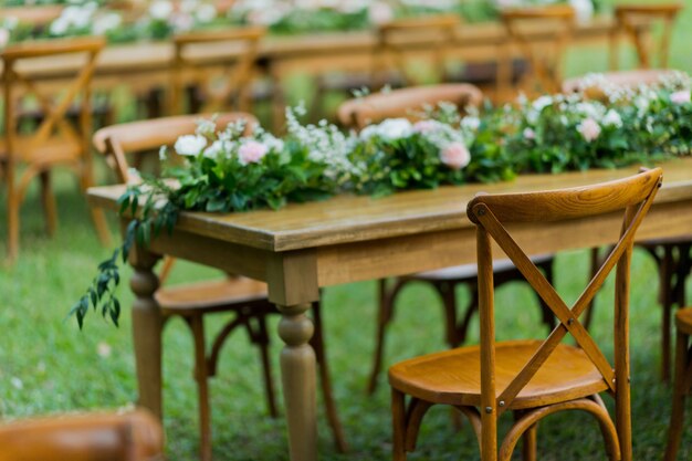 Close-up na decoração de cadeiras de casamento