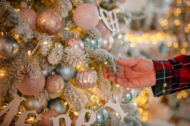 Close-up na decoração festiva de uma árvore de Natal