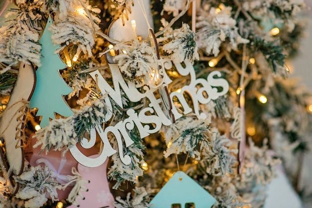 Close-up na decoração festiva de uma árvore de Natal