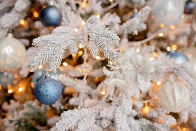 Close-up na decoração festiva de uma árvore de Natal