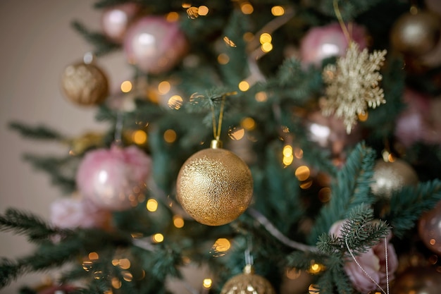 Close-up na decoração festiva de uma árvore de Natal