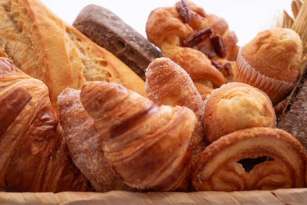 Close-up na padaria vários tipos de pão pão baguete produtos de padaria doces e croissants
