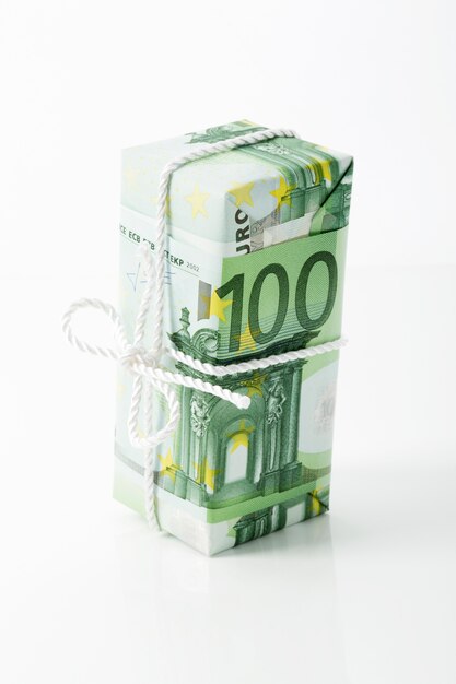 Close-up na pilha de notas de euro isoladas