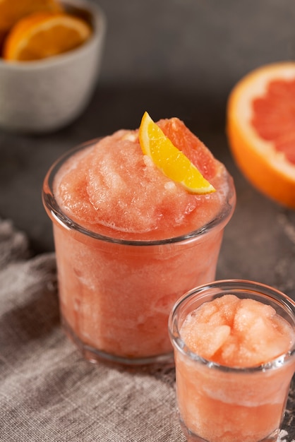 Foto close-up na sobremesa de granita de toranja