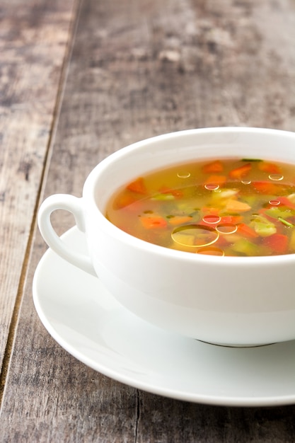 Foto close-up na sopa de legumes em uma tigela