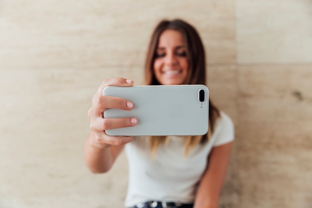 Close-up niña sonriente tomando un selfie