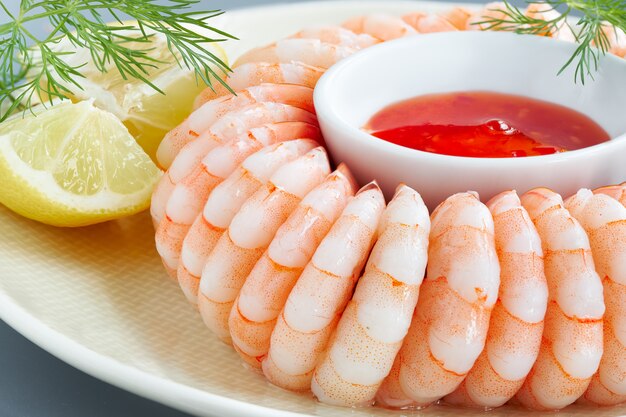 Close-up no anel de camarão com pimentão doce sause