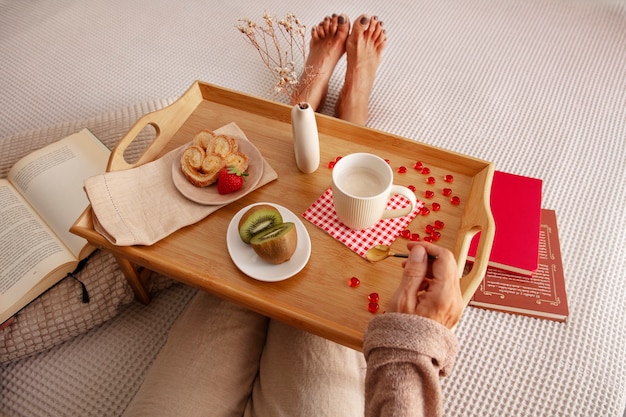 Foto close-up no café da manhã romântico em arranjo de cama