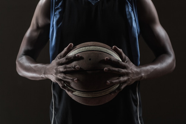 Close-up no jogador de basquete, segurando uma bola