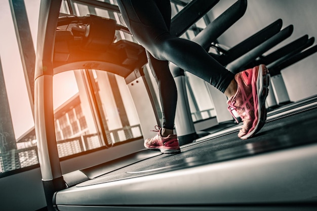 Close-up no sapato, Mulheres correndo em uma academia em uma esteira. Conceito de exercício físico. Fitness e estilo de vida saudável