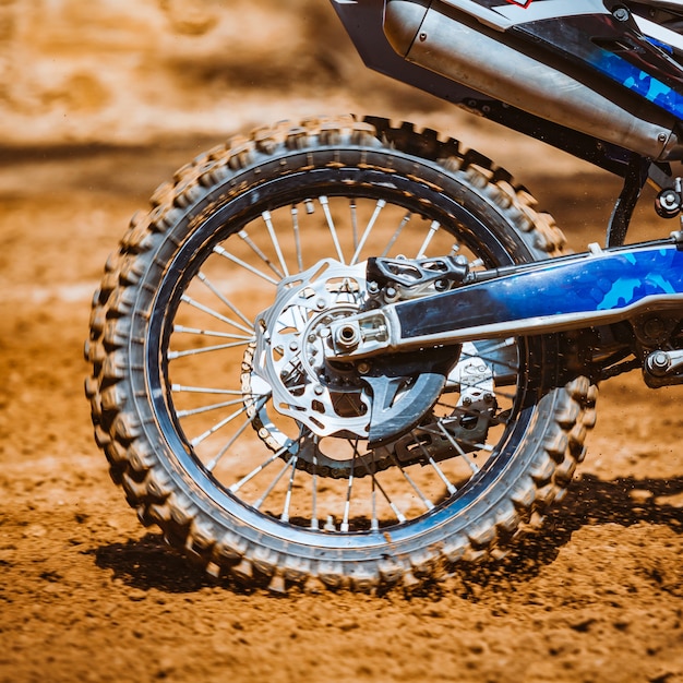 Close-up of off-road motocicleta roda