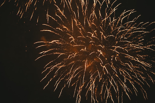 Close-up oro fuegos artificiales festivos en un negro