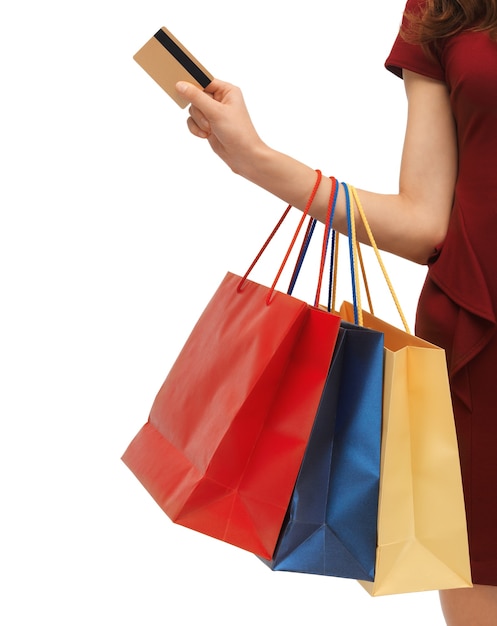 close up ou foto de mulher com sacolas de compras.