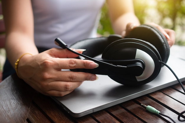 Foto close up para segurar fone de ouvido e suporte para call center de trabalho com computador