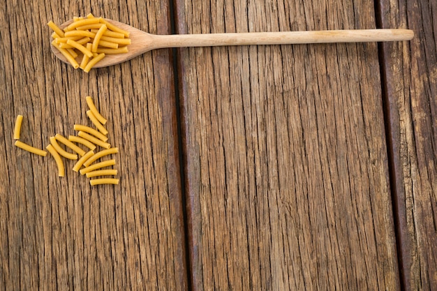 Close-up de pasta de macarrones sobre superficie de madera