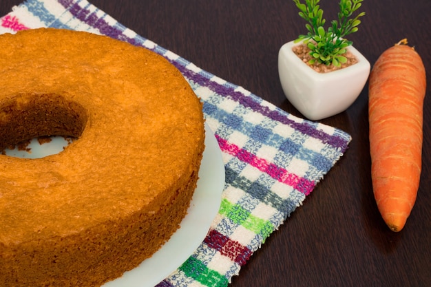 Close-up de pastel de zanahoria con chocolate