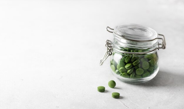 Close-up de pastillas de Chlorella verde