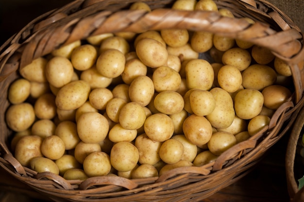 Close-up de patatas en canasta de mimbre