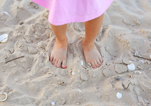 Close-up, pé, criança, menina, areia, praia