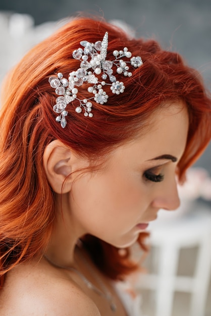Close-up de peinado de boda con adornos