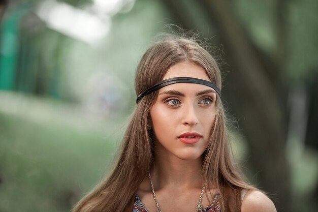 Close up.penso hippie de mujeres jóvenes en el follaje verde