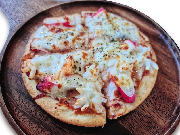 Close-up pequeña pizza con palitos de cangrejo en sartén de madera aislado en blanco