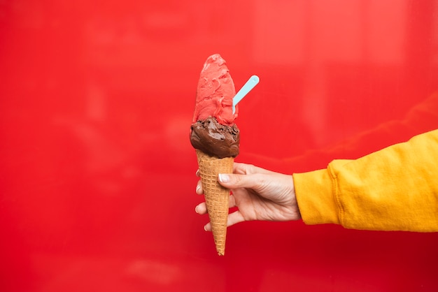 Close-up persona sosteniendo un helado