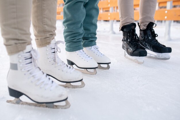 Close-up de personas vestidas con patines en la pista de patinaje al aire libre