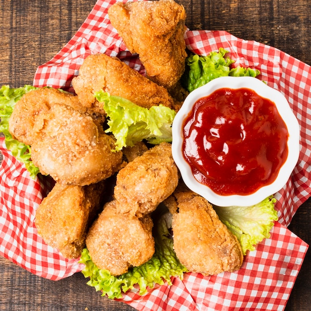 Close-up de pollo frito con salsa de tomate