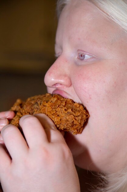 Foto close-up-porträt eines babys, das essen isst