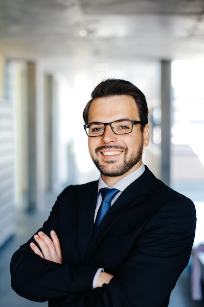 Close-up-Porträt eines lächelnden Geschäftsmanns mit Brille