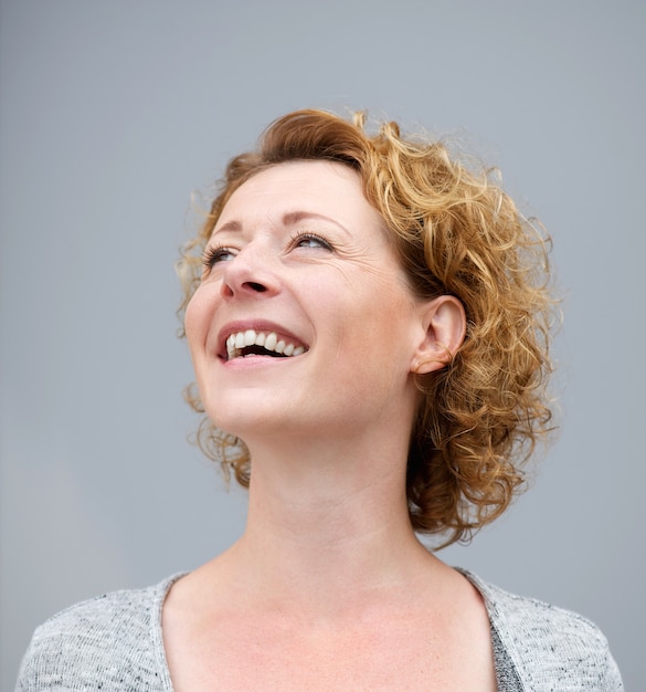 Foto close up portrait einer fröhlichen frau lachen