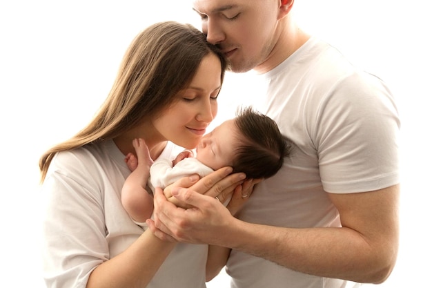 Close up Portrait von jungen Eltern Vater und Mutter küssen schöne neugeborene Tochter Umarmung mit Liebe Das Konzept der glücklichen Vaterschaft und Mutterschaft Professionelle Studioaufnahme auf weißem Hintergrund