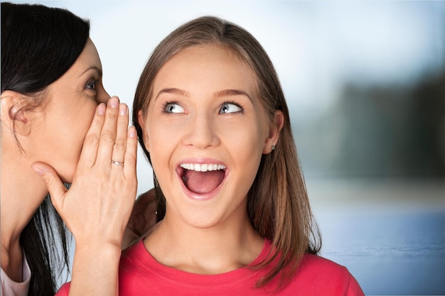 Close-up Portrait von lächelnden Frauen flüstert